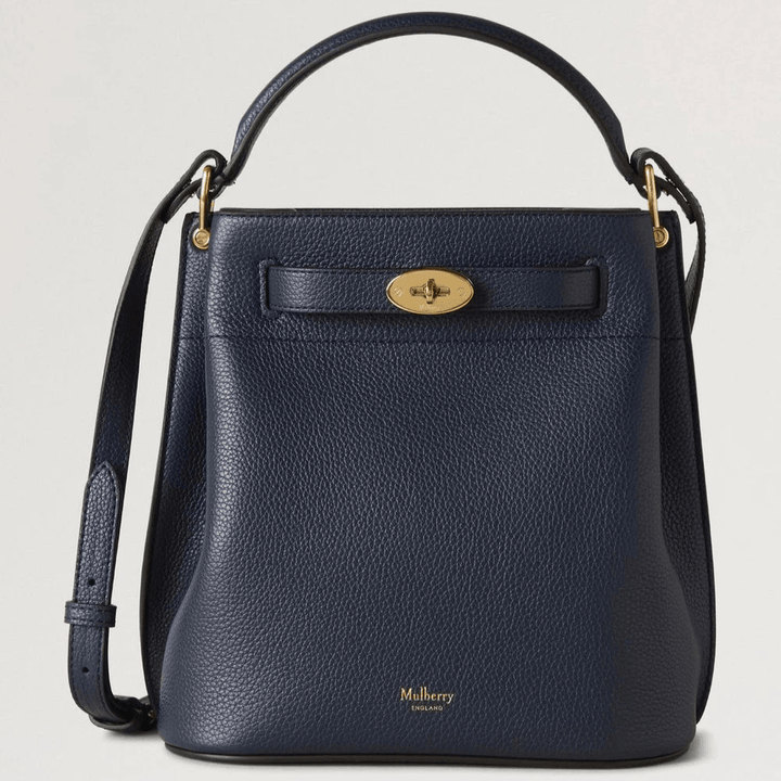 Mulberry Islington Bucket Small Classic Grain Night Sky is een kleine tas van donkerblauw leer met gouden hardware. Modelhh9390205u888.