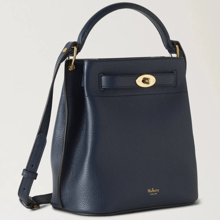 Mulberry Islington Bucket Small Classic Grain Night Sky toont een elegante donkerblauwe leren tas met gouden details. Modelhh9390205u888.