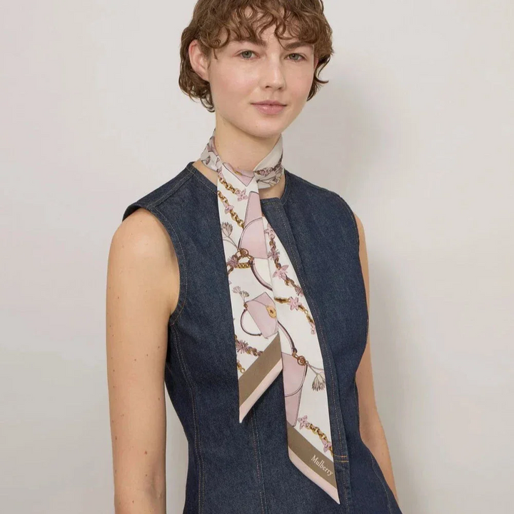 Mulberry Lana Bag and Chains Skinny Scarve Eggshell/Blossom Pink, elegante sjaal in lichte tinten gestyled om de nek. ModelVS4849115W569