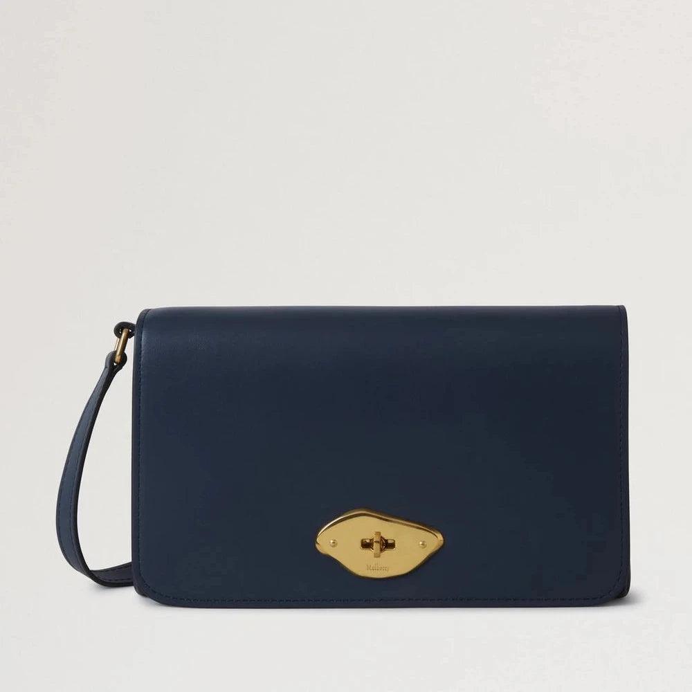 Mulberry Lana Portemonnee op Strap Hoogglans Leer Night Sky met goudkleurige gesp in glad, donkerblauw leer. ModelRL8058615U888