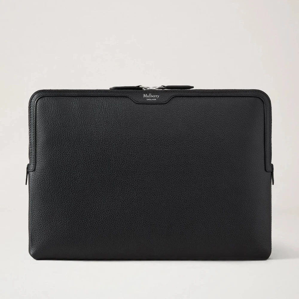 Mulberry Laptophoes Zwart Small Classic Grain toont een elegante zwart lederen laptophoes, model RL8791205A100.