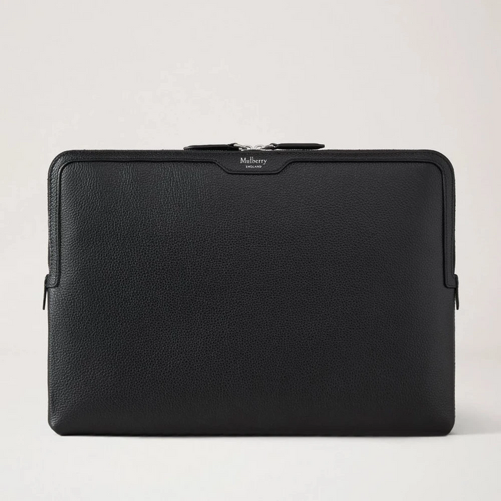 Mulberry Laptophoes Zwart Small Classic Grain toont een elegante zwart lederen laptophoes, model RL8791205A100.