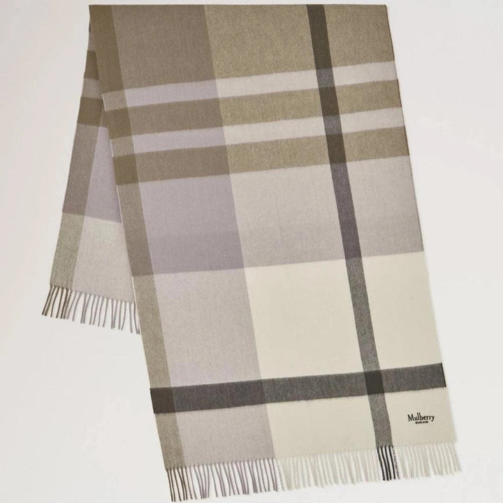 Mulberry Grote geruite merinowollen sjaal Eggshell en Olive, geruite sjaal in beige en olijfgroen met franjes. Model vs4295889w563.