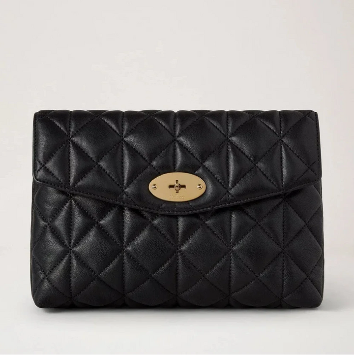 Mulberry Groot Darley Cosmetic Pouch toont een zwart gewatteerd make-uptasje van leer met gouden details. ModelRL8897676A100