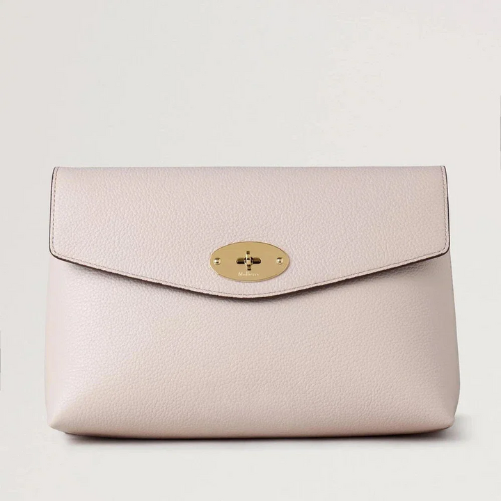 Mulberry Groot Darley Cosmetisch etui Blossom Pink Small Classic Grain in roze leer met gouden hardware, model RL8849205J002.