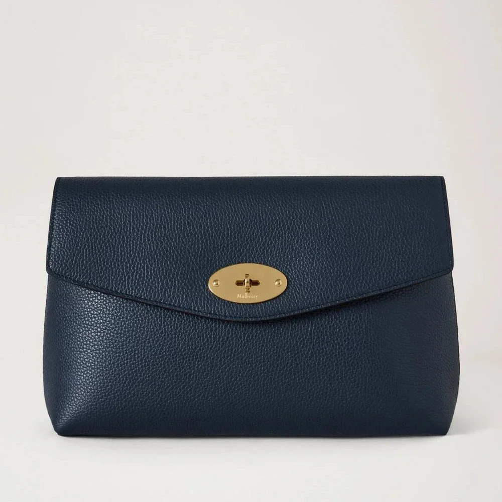 Mulberry Groot Darley Cosmetisch etui Night Sky Small Classic Grain in donkerblauw leer met gouden gesp. ModelRL5078205U888