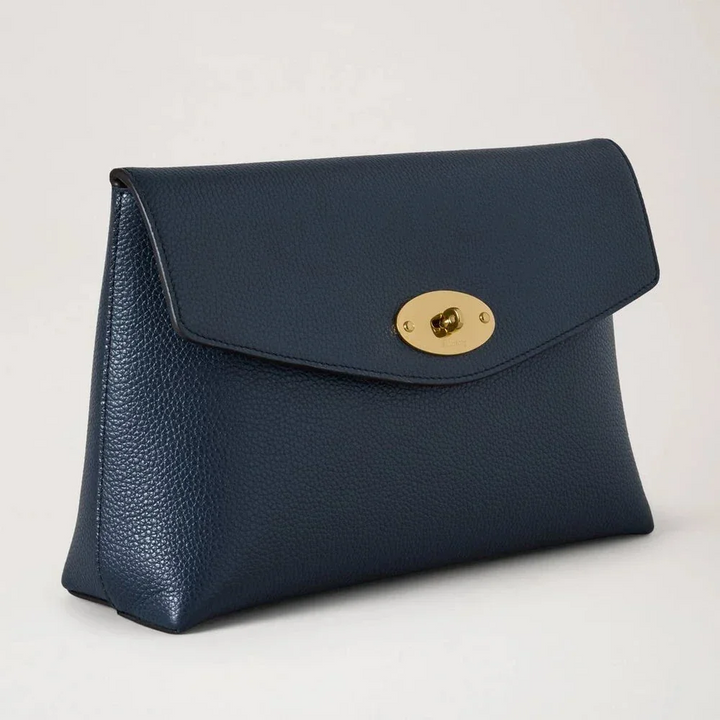 Mulberry Groot Darley Cosmetisch etui toont een donkerblauw cosmetische etui van generfd leer met een goudkleurige sluiting. ModelRL5078205U888.