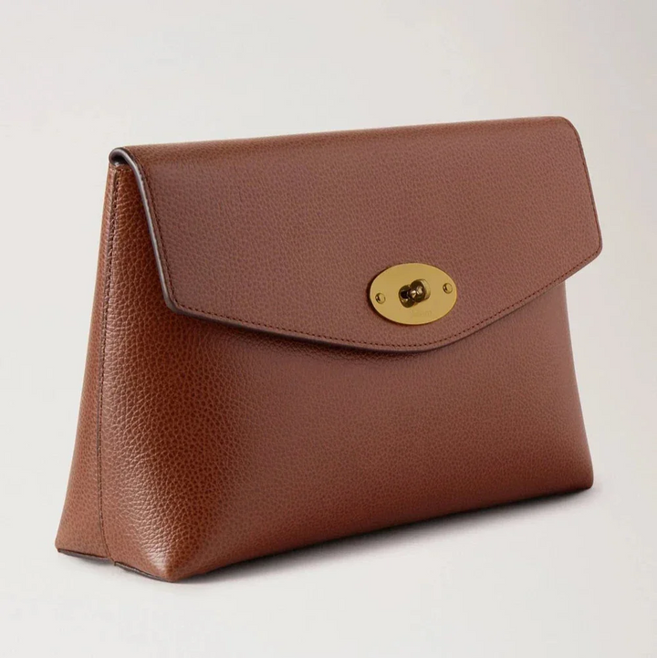 Mulberry Groot Darley Cosmetische tasje Oak Small Classic Grain toont een cosmetische tasje in bruin leer met gouden gesp. ModelRL8853552G110