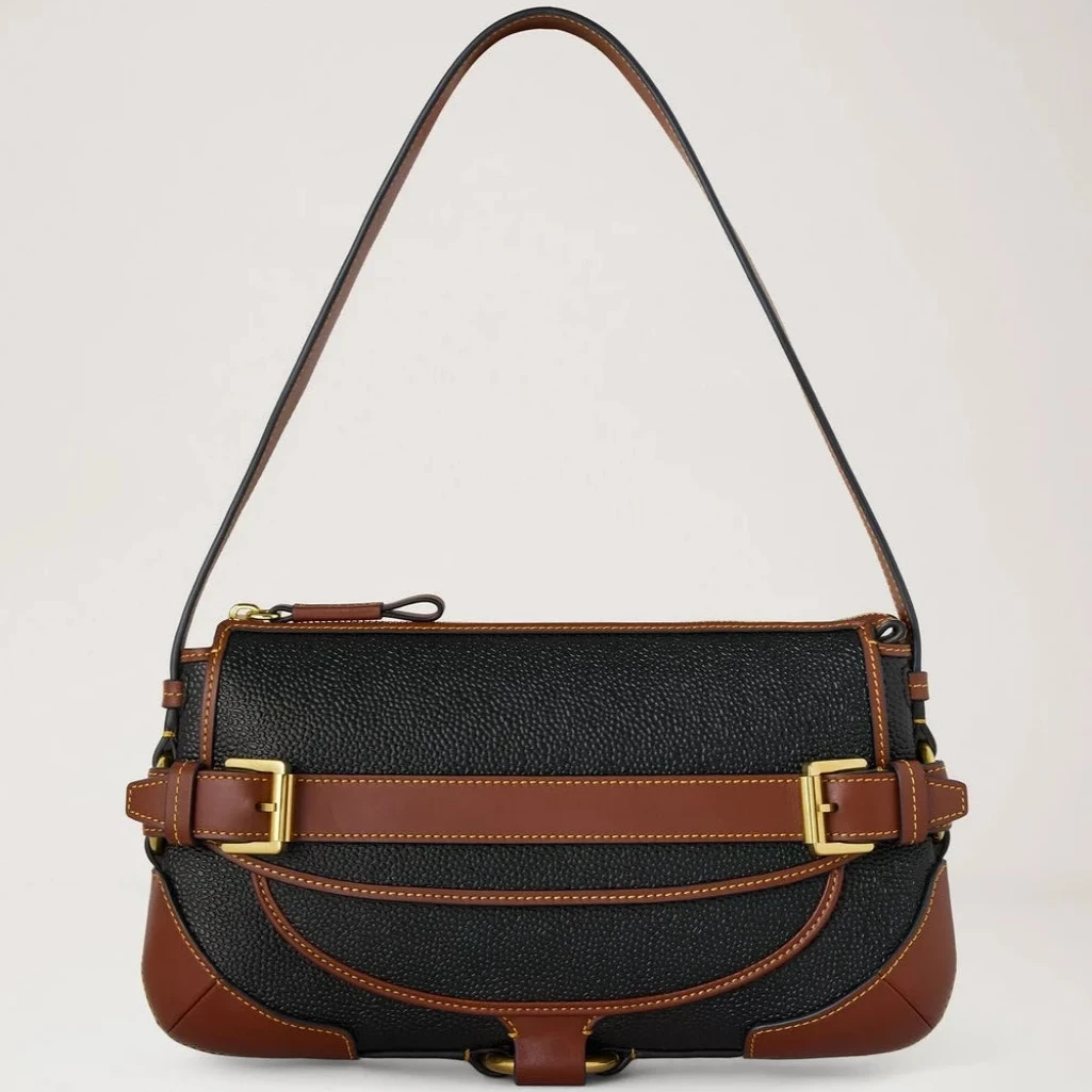 Mulberry Lennox Schoudertas in zwart en cognac biobased Scotchgrain met details, model HH0015127A340.