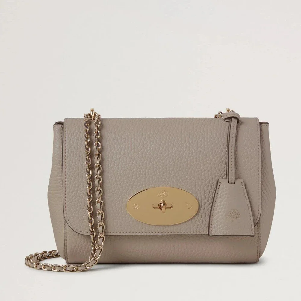 Mulberry Lily Cashmere Taupe Heavy Grain schoudertas van taupe leer met gouden ketting en gesp aan de voorkant. ModelHH6950736F924