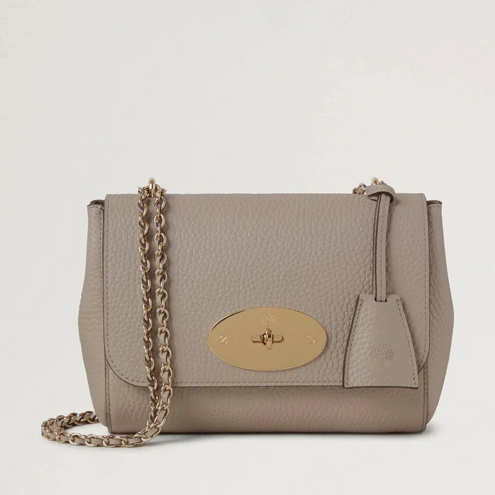 Mulberry Lily Cashmere Taupe Heavy Grain schoudertas van taupe leer met gouden ketting en gesp aan de voorkant. ModelHH6950736F924