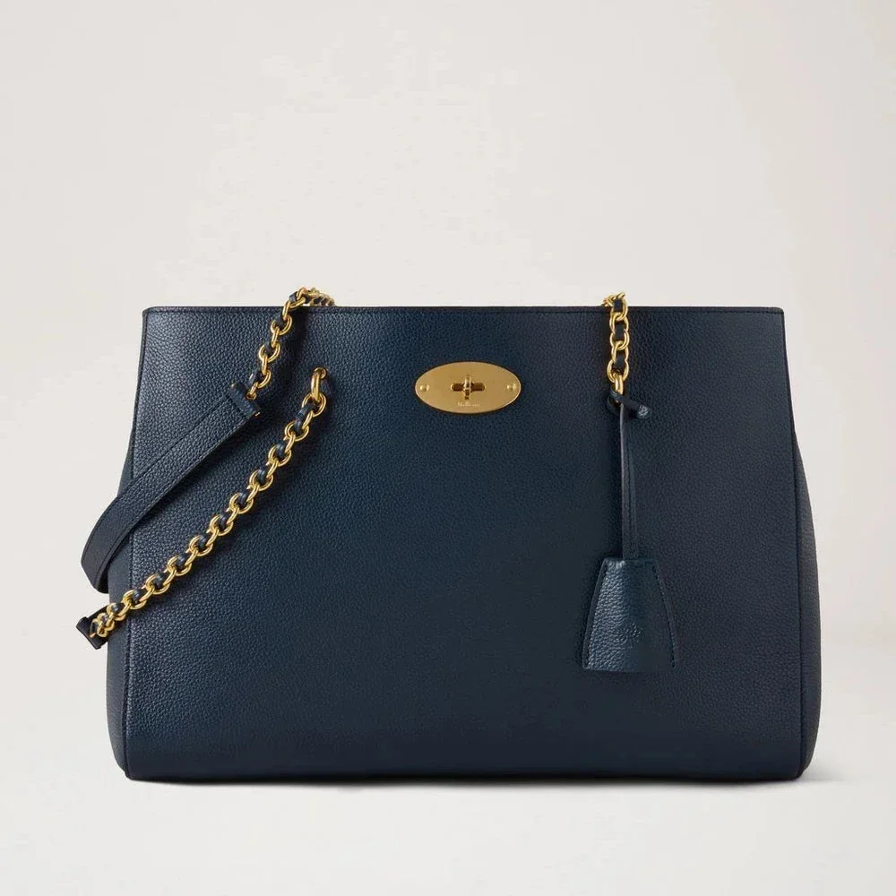 Mulberry Lily Chain Tote Night Sky Small Classic Grain toont een donkerblauwe leren tas met gouden kettingriem, model HH9576205U888.