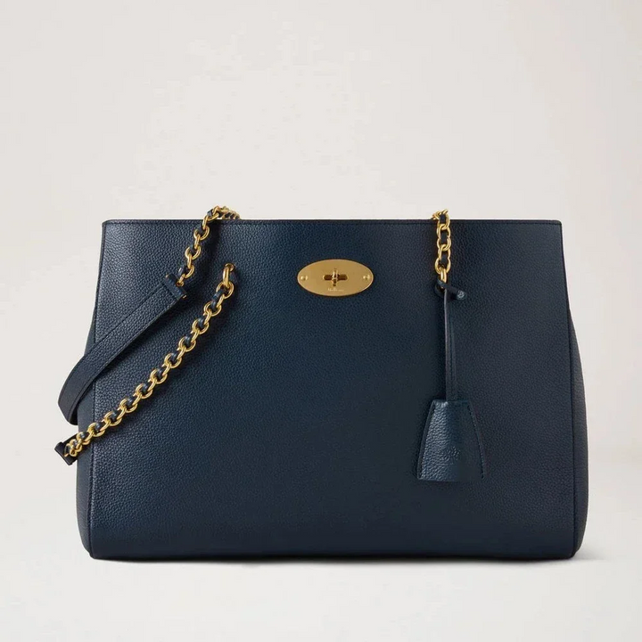 Mulberry Lily Chain Tote Night Sky Small Classic Grain toont een donkerblauwe leren tas met gouden kettingriem, model HH9576205U888.