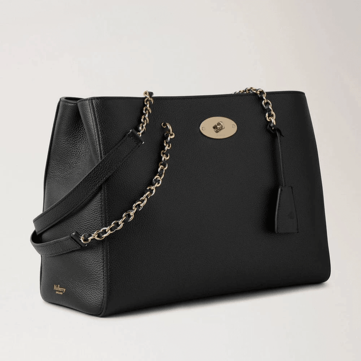 Mulberry Lily Chain Tote Small Classic Grain Black toont een zwarte leren tas met kettingriem en goudkleurige gesp. Modelhh9576205a100