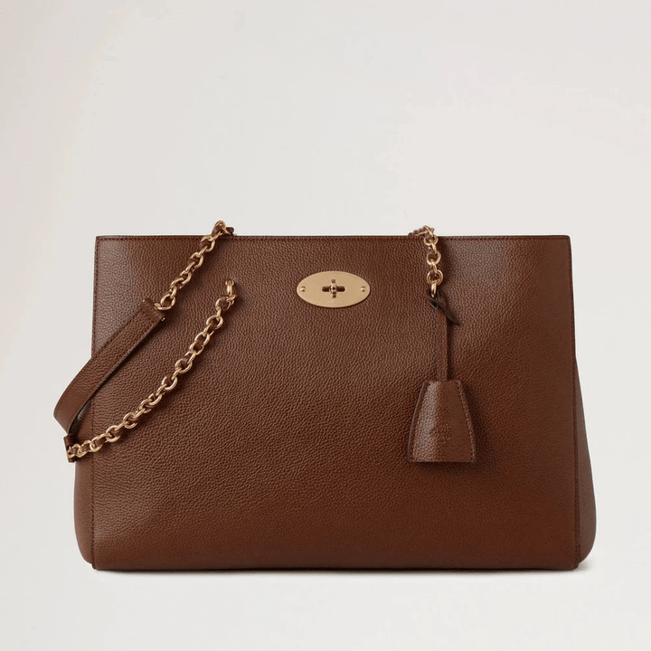 Mulberry Lily Chain Tote Small Classic Grain Oak Two Tone, bruin leren tas met gouden ketting en details. ModelHH9577552G110