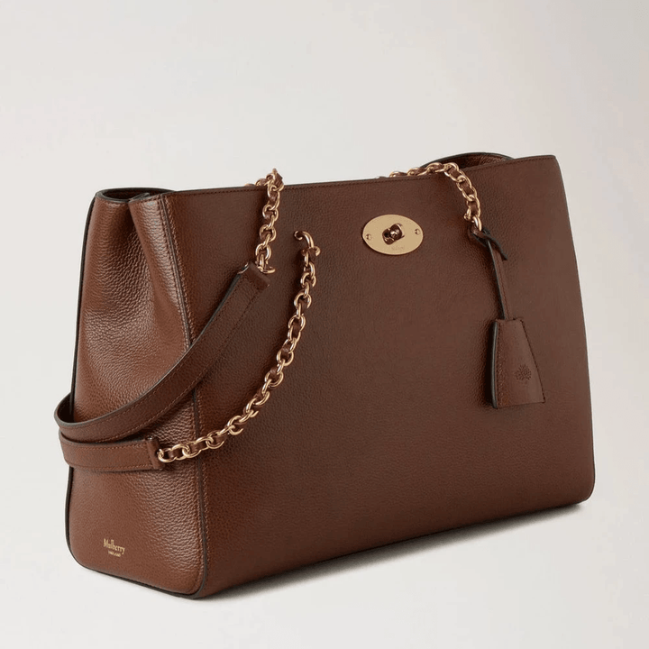 Mulberry Lily Chain Tote Small Classic Grain Oak two-tone toont een bruin leren tas met gouden ketting, model HH9577552G110.