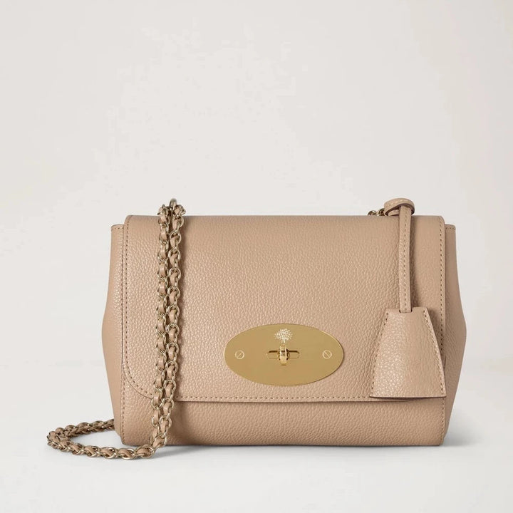Mulberry Lily Crumpet Small Classic Grain toont een lichtbeige leren tas met gouden kettingriem, model HH3291205W577.