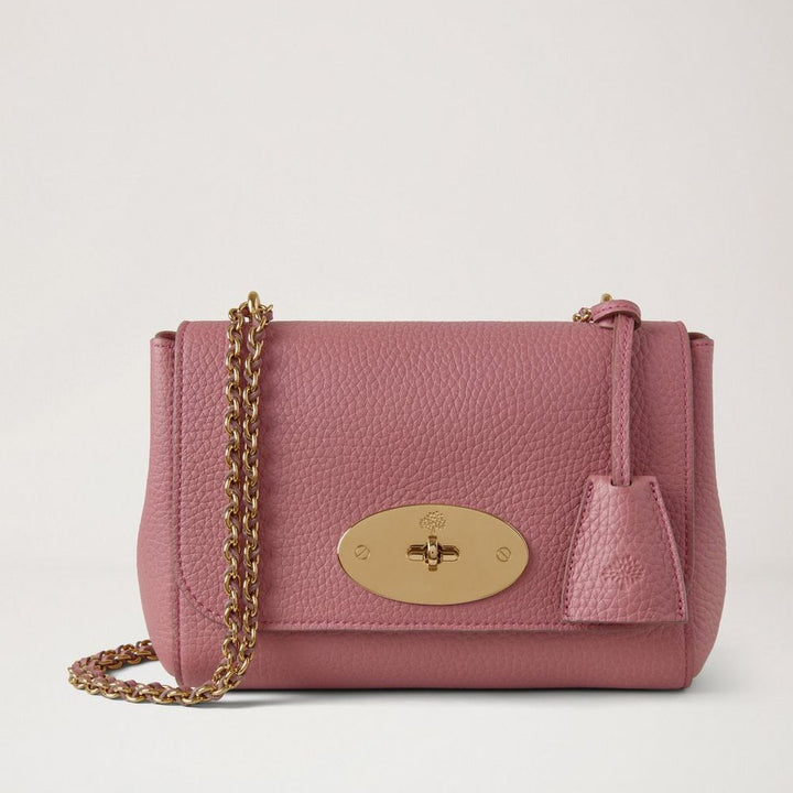Mulberry Lily Roze Scrumpy Heavy Grain schoudertas van roze leer met gouden ketting en sluiting aan de voorkant, model HH6950736J647.
