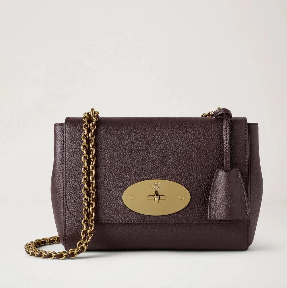 Mulberry Lily Kleine Classic Grain Ebony schoudertas van donkerbruin leer met gouden ketting op lichte achtergrond. ModelHH3291205A110