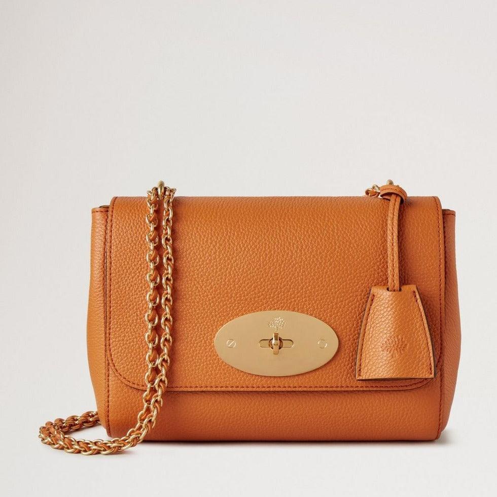 Mulberry Lily Small Classic Grain Sunset toont een kleine schoudertas van oranje leer met gouden ketting, model HH3291205N691.
