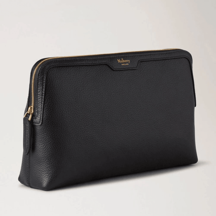 Mulberry Medium Cosmetische Etui Small Classic Grain Black toont een zwart make-up tasje van leer met gouden details. ModelRL8319205A100