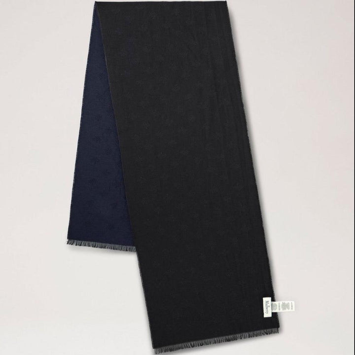 Mulberry Terwijl Scarf Tree Jacquard Midnight een elegante donkerblauwe sjaal toont van zacht materiaal met discrete franjes, model VS4784950U135.