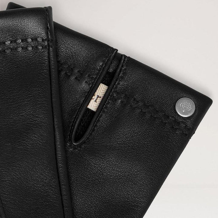 Mulberry Herenhandschoenen van zacht nappa zwart, close-up van zachte zwarte leren handschoen met gedetailleerde stiksels. ModelVG4109204A100-001