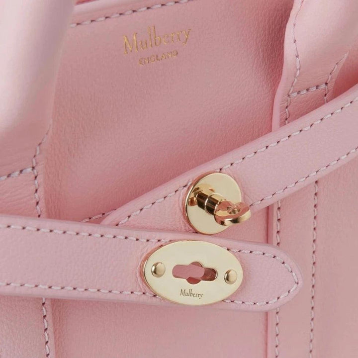 Mulberry Micro-ritssluiting Bayswater Micro Classic Grain Powder Rose detailafbeelding van roze leer en gouden metalen gesp, model RL8237587J999