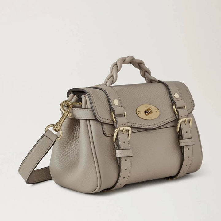 Mulberry Mini Alexa Cashmere Taupe Heavy Grain schoudertas van taupe leer met gevlochten handvat en gouden details. ModelRL6595736F924.