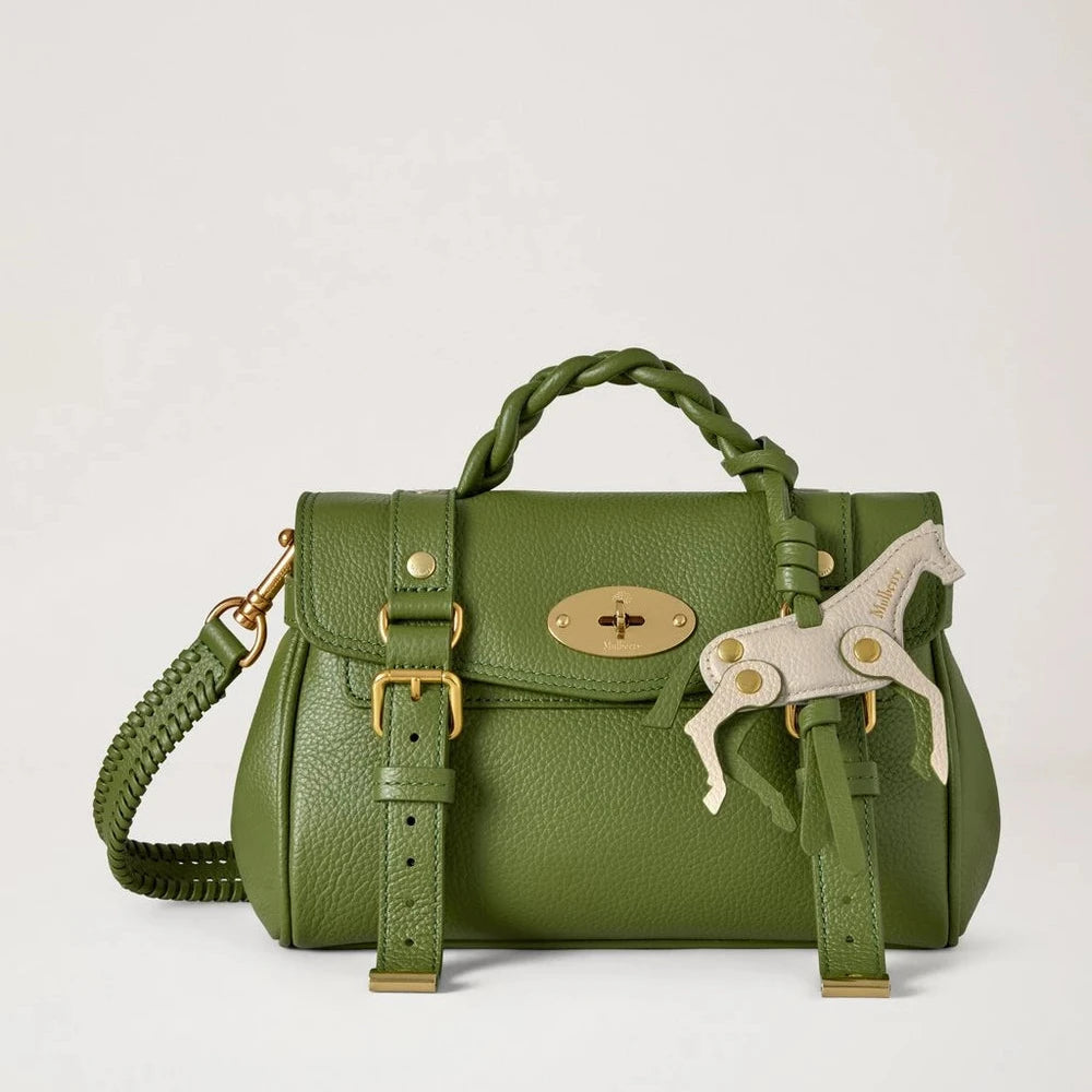 Mulberry Mini Alexa Chalk Horse Fern en Chalk Small Classic Grain tas in groen leer met witte paardenhanger. Modelrl9021205q760