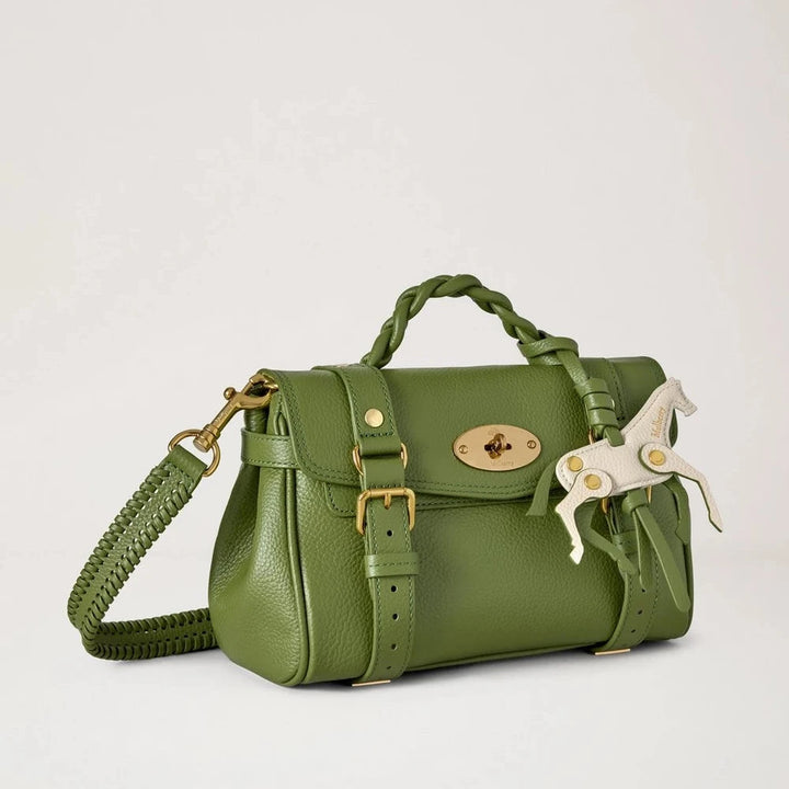 Mulberry Mini Alexa Chalk Horse Fern en Chalk Small Classic Grain tonen een klein groen leren tasje met gevlochten handvat en witte paardenhanger. ModelRL9021205Q760