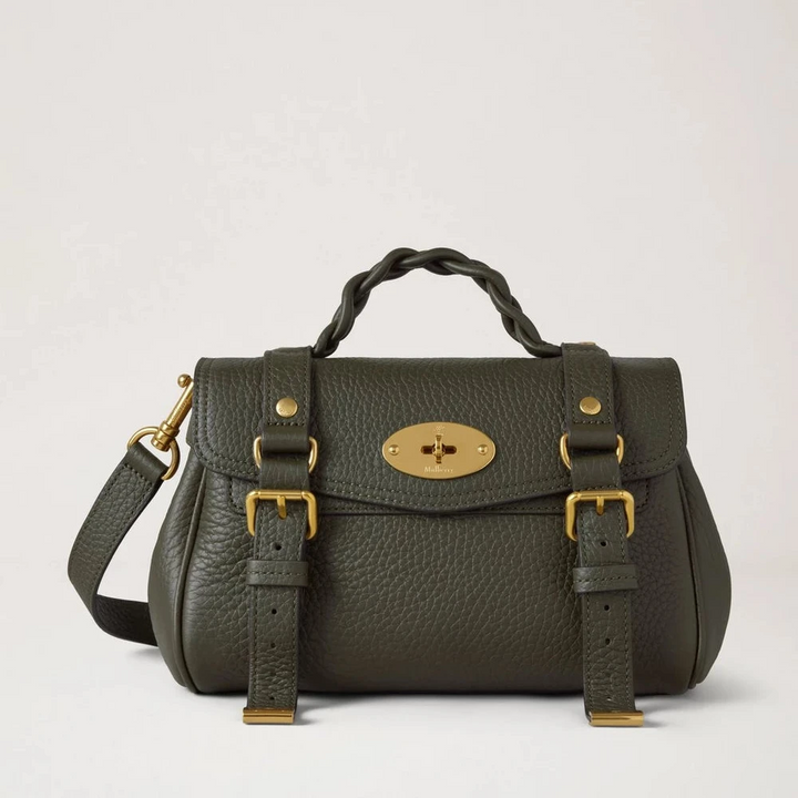 Mulberry Mini Alexa Juniper Green Heavy Grain toont een kleine, groene leren tas met gevlochten handvat en gouden metalen details. ModelRL6595736Q749.