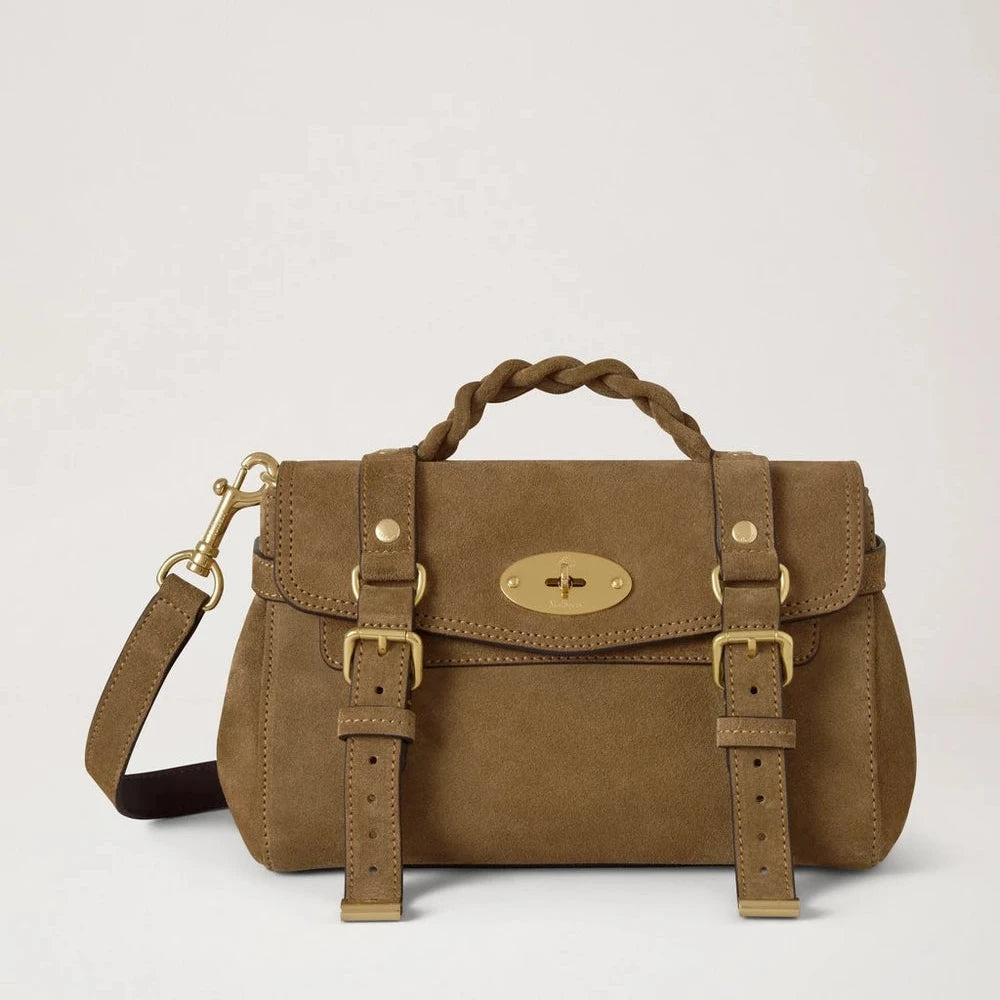 Mulberry Mini Alexa Salcombe Sand Suede toont een lichtbruine suède schoudertas met gevlochten handvat, gouden gesp en verstelbare riem. ModelRL8924731P705.