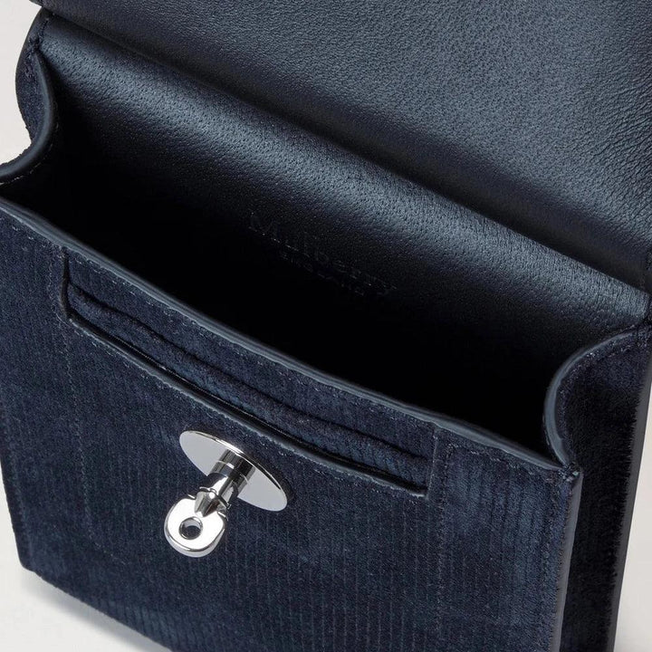 Mulberry Mini Antony Etui van corduroy suède Night Sky van dichtbij weergegeven, open voorkant in donkerblauw fluweel met zilveren details.