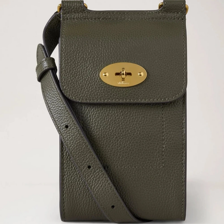 Mulberry Mini Antony Pouch Small Classic Grain Juniper Green, compacte schoudertas van generfd leer met goudkleurige gesp. ModelRL6872205Q749