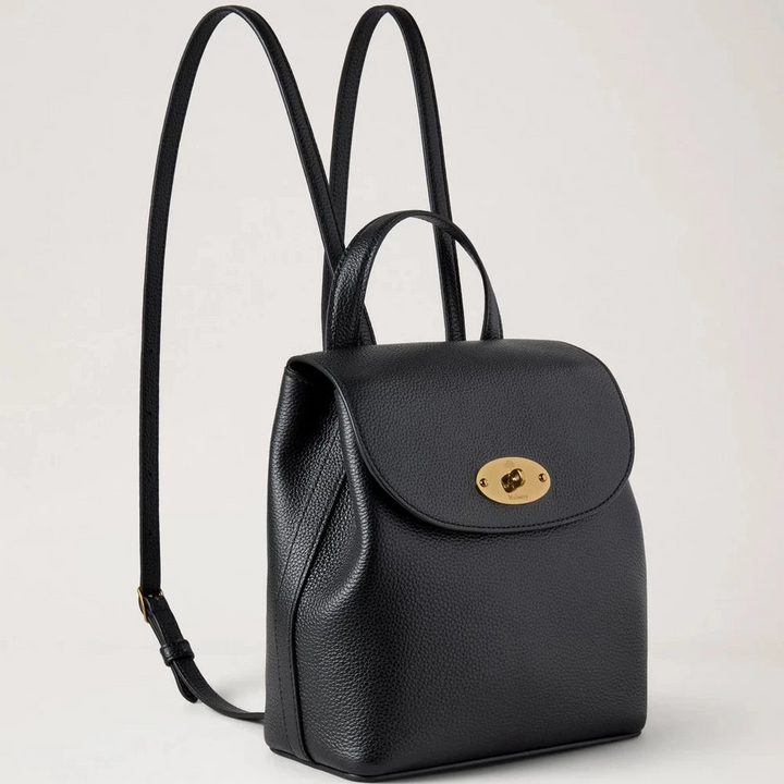 Mulberry Mini Bayswater Backpack Small Classic Grain Black toont een elegante zwart leren rugzak met goudkleurige sluiting. ModelHH9829205A100