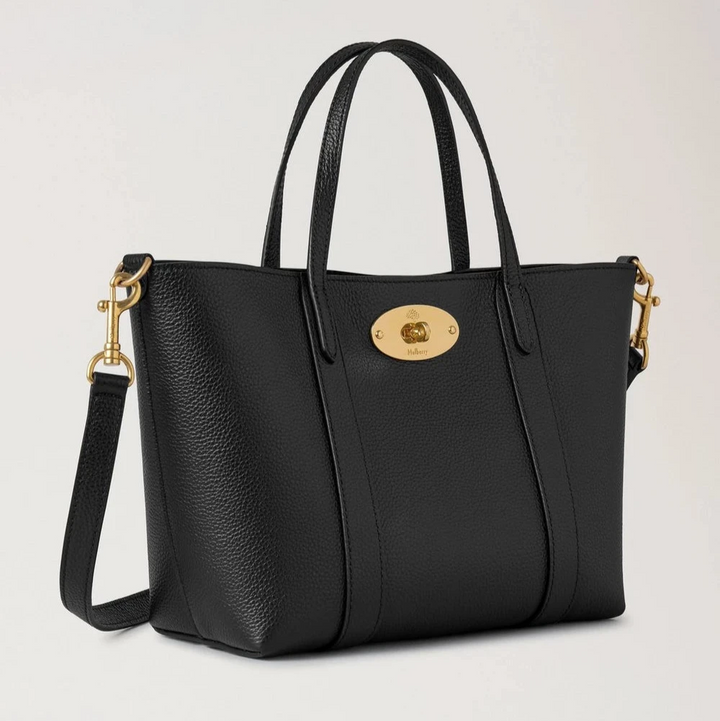 Mulberry Mini Bayswater Tote Small Classic Grain Black toont een klein zwart leren tasje met verstelbare schouderband en gouden gesp. ModelRL8875205A100.