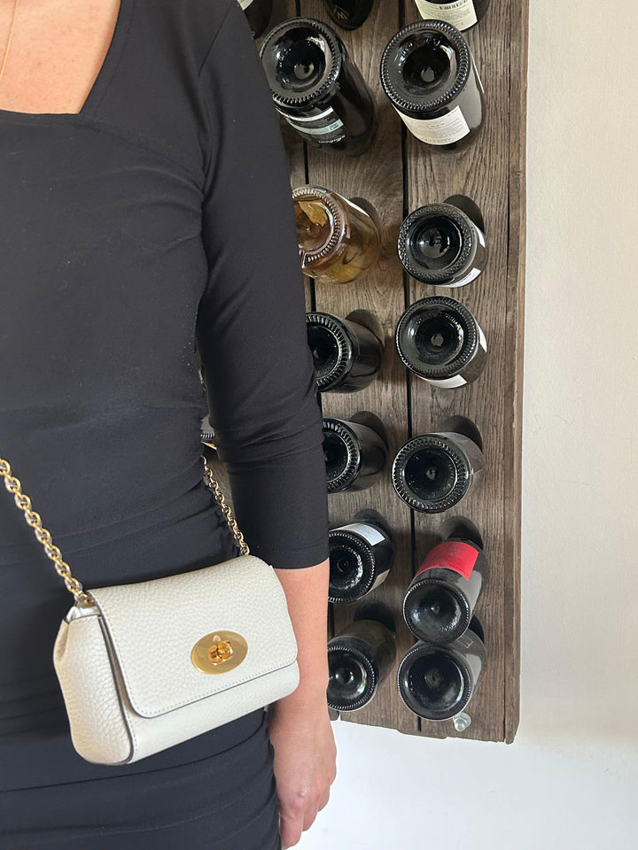 Mulberry Mini Lily Zwaar graankrijt, crossbody gedragen door vrouw in zwarte kleding, voor wijnrek. Modelrl7944736w160-2