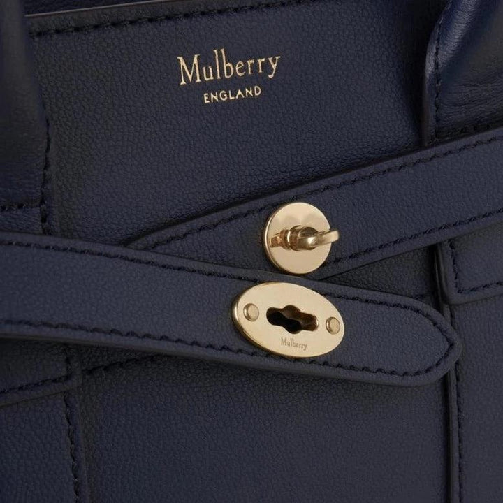 Mulberry Mini-ritssluiting Bayswater Night Skye detail van donkerblauwe leren tas met goudkleurige sluiting, model HH9089587U888
