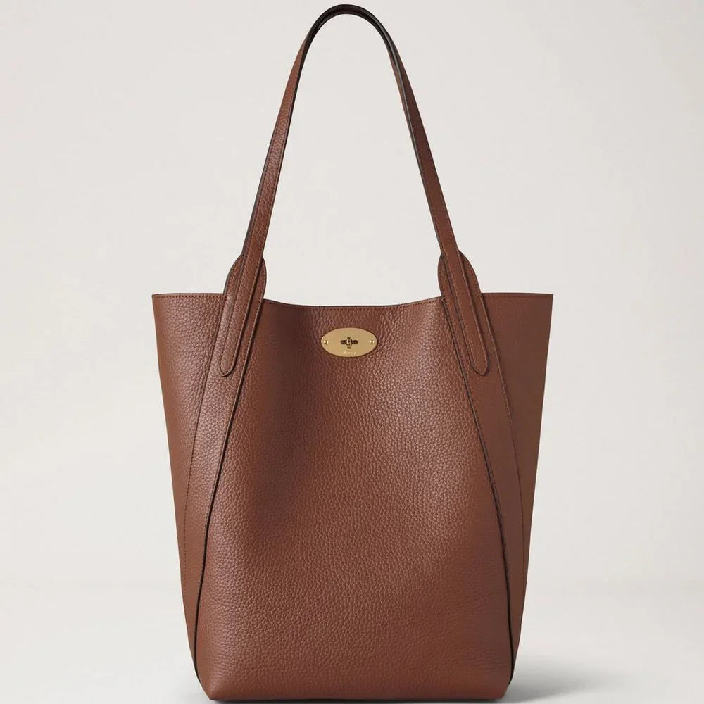 Mulberry Noord Zuid Bayswater Heavy Grain Bright Oak toont een ruime bruine leren tas met twee handvatten en gouden details. Modelhh9104736g222.