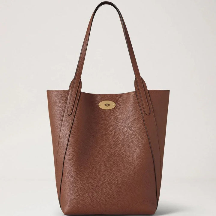 Mulberry Noord Zuid Bayswater Heavy Grain Bright Oak toont een ruime bruine leren tas met twee handvatten en gouden details. Modelhh9104736g222.