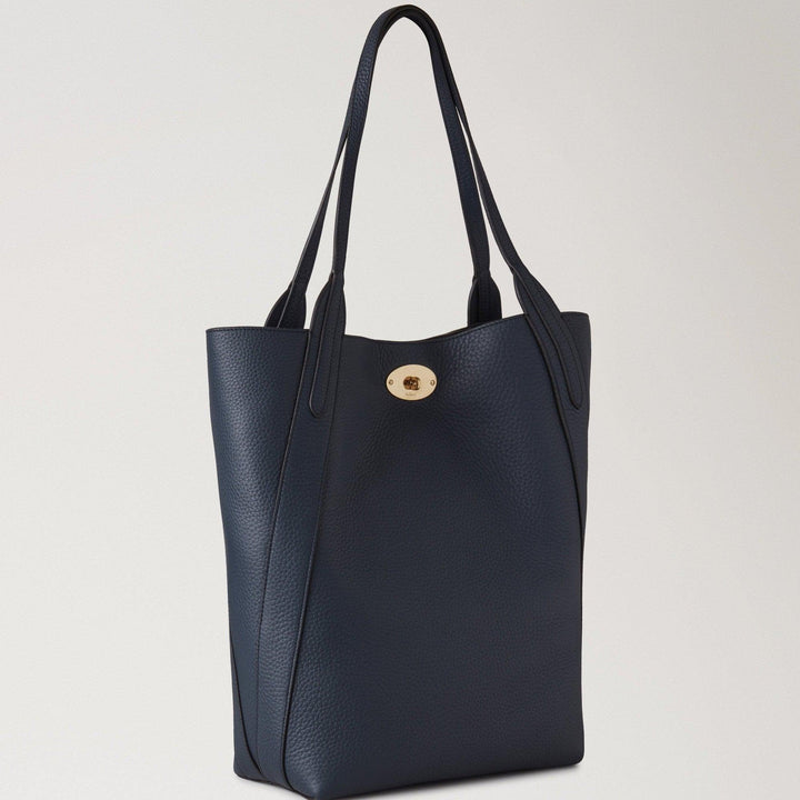 Mulberry Noord Zuid Bayswater Night Sky pronkt met een donkerblauwe leren tas met een gouden gesp. ModelHH9104736U888.
