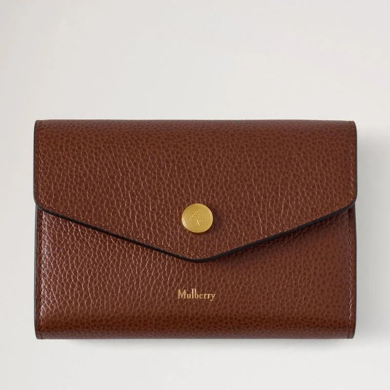Mulberry Drukknopportemonnee Oak Small Classic Grain, bruine portemonnee van reliëfleer met goudkleurig knoopdetail. ModelRL9008552G110.