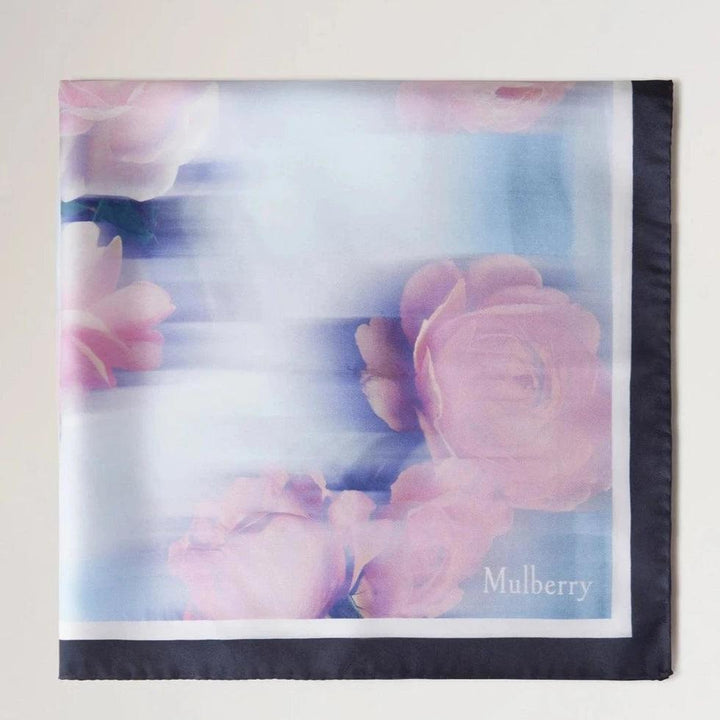 Mulberry Rose and Blue Border Square Scarf toont een gebloemde zijden sjaal in roze en blauwe tinten met een donkere rand. ModelVS4804032U804