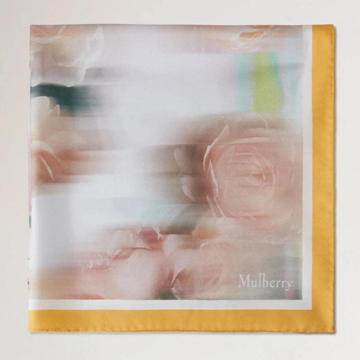 Mulberry Rose and Blur Border Square Scarf toont een vierkante sjaal met roze bloemen en gele rand, model VS4804032N690.