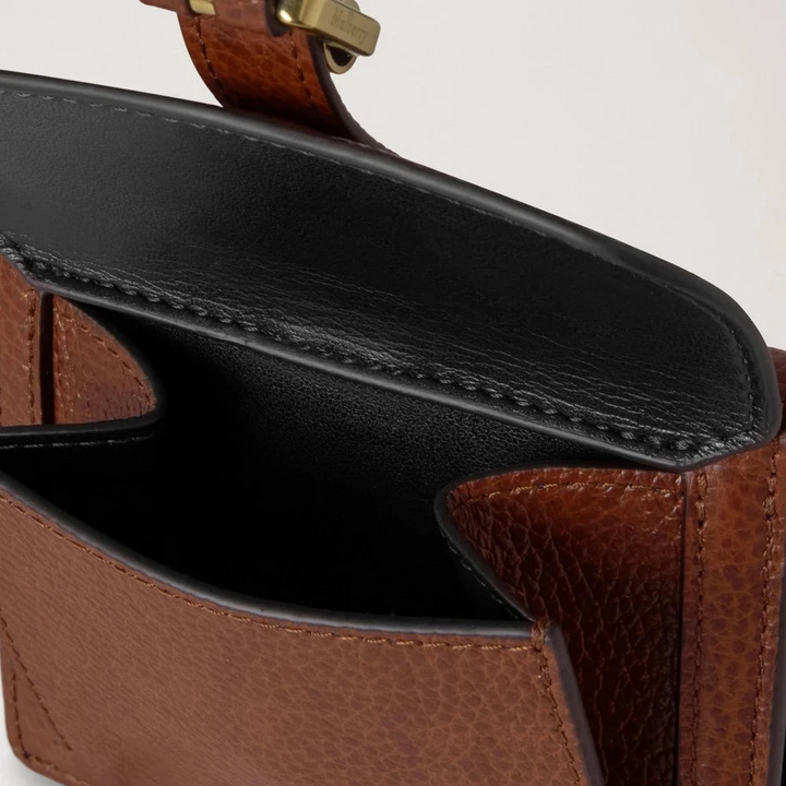 Mulberry Roxanne Portemonnee Two Tone Oak Small Classic Grain toont leren details en zakken aan de binnenkant.