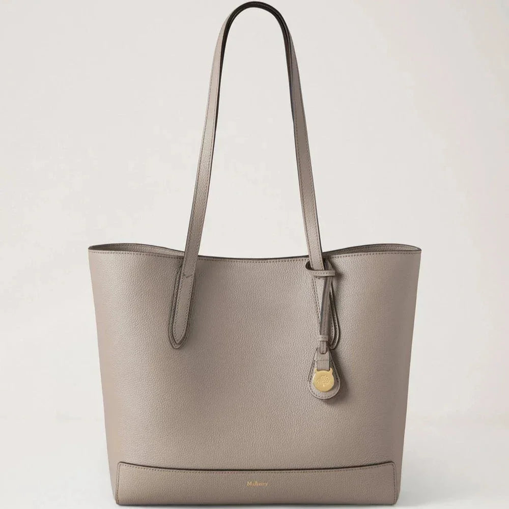 Mulberry Shopper Cashmere Taupe Small Classic Grain toont een taupekleurige leren tas met lange hengsels. ModelHH9833205F924.