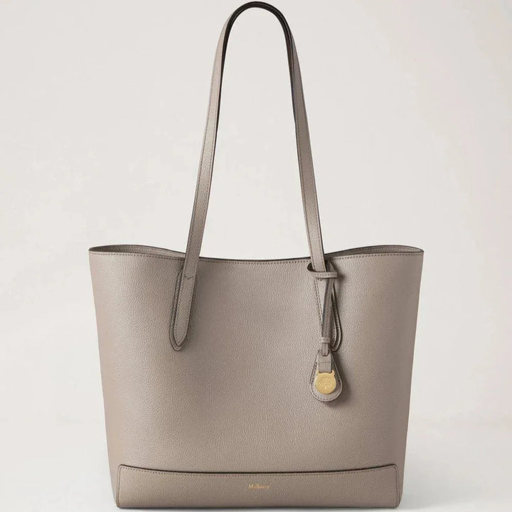 Mulberry Shopper Cashmere Taupe Small Classic Grain toont een taupekleurige leren tas met lange hengsels. ModelHH9833205F924.