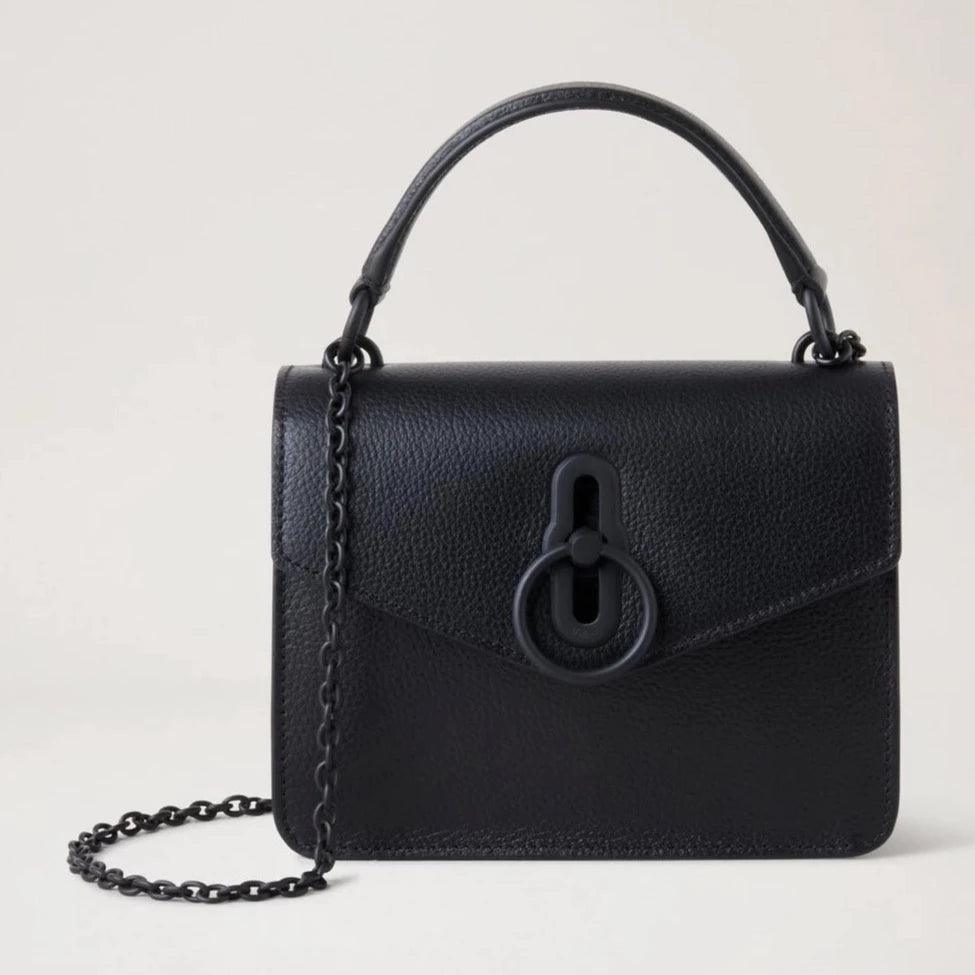 Mulberry Kleine Amberley Crossbody Small Classic Grain Zwart van dichtbij gezien, zwart leer, ketting en handvat aan de bovenkant. ModelRL6509205A100