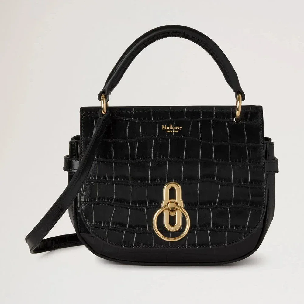 Mulberry Kleine Amberley Satchel Top Handle Zwart Glanzend Kleine Croc met gouden detail en elegant handvat aan de bovenkant. ModelHH9790641A100.